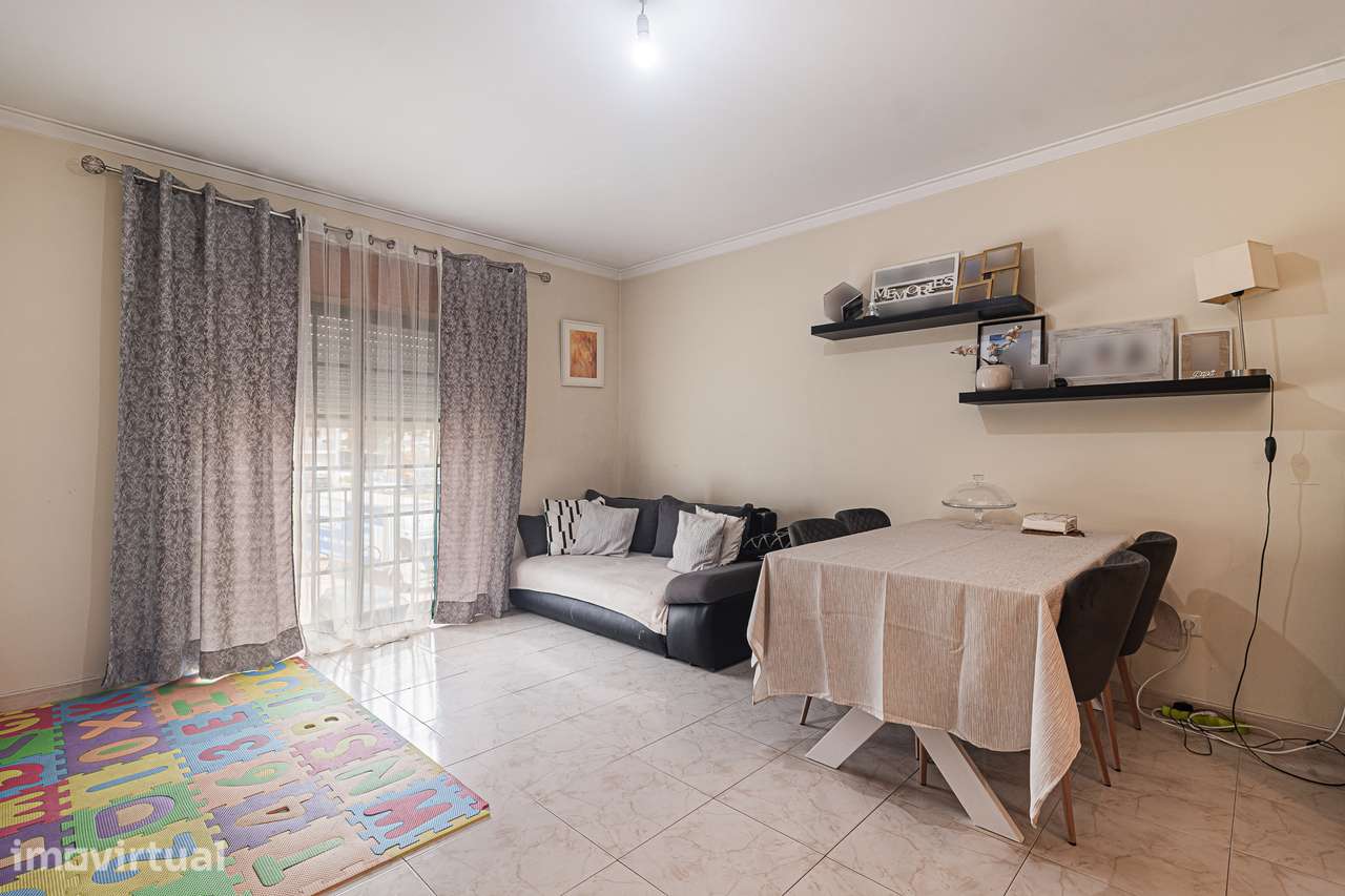 Apartamento num Primeiro Andar na Quinta do Conde - Grande imagem: 3/27