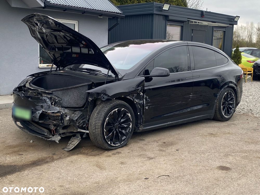 Tesla Model X - 12