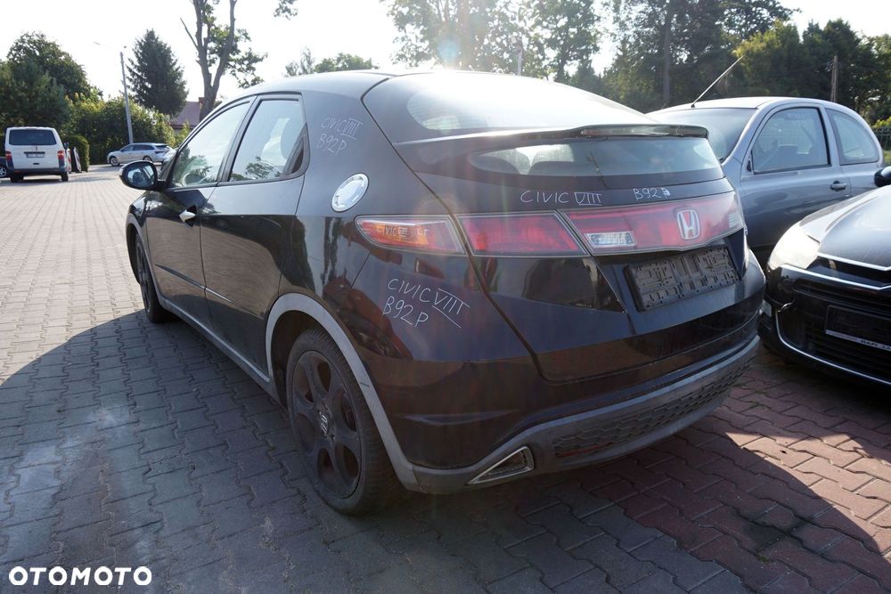 HONDA CIVIC VIII 5D HB 2006 B92P 1.4 16V L13A7 83KM SPLM CZARNY na części - 3