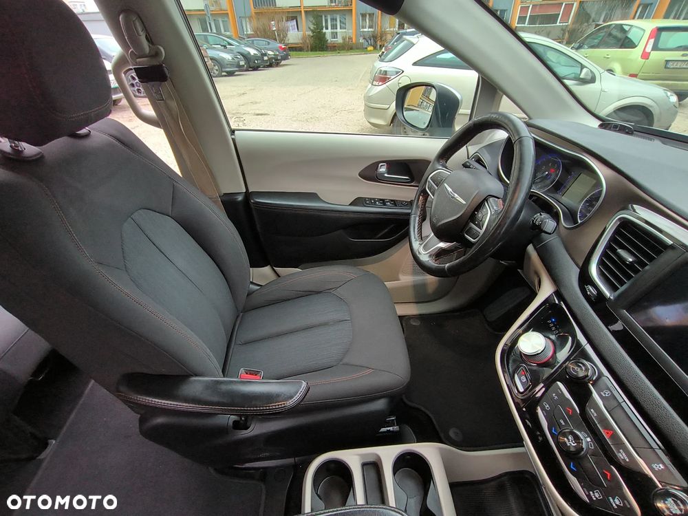 Chrysler Pacifica - 17
