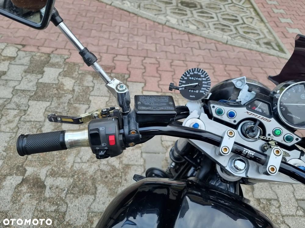 Yamaha XJR - 25