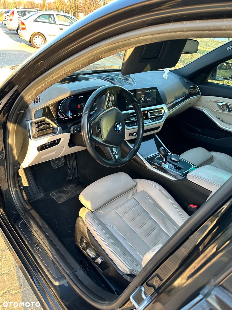 BMW Seria 3 330e M Sport - 12