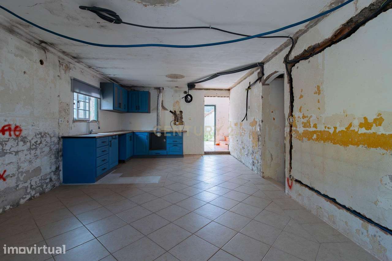 Moradia T2 com Sótão e 420 m² de Terreno — Grande Potencial! - Grande imagem: 4/28