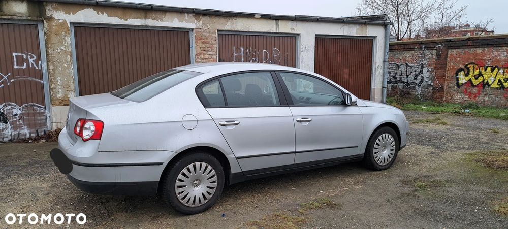 Volkswagen Passat 1.6 FSI Comfortline - 4