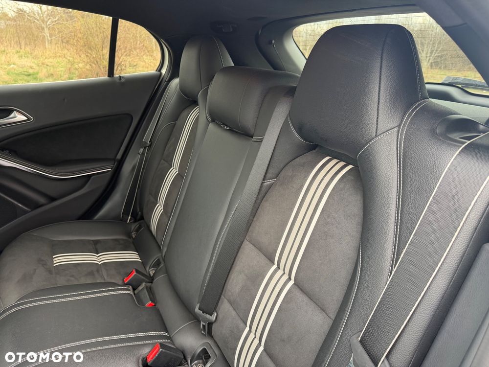 Mercedes-Benz GLA 180 7G-DCT UrbanStyle Edition - 20