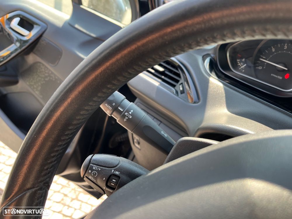 Peugeot 208 1.2 PureTech Signature - 24