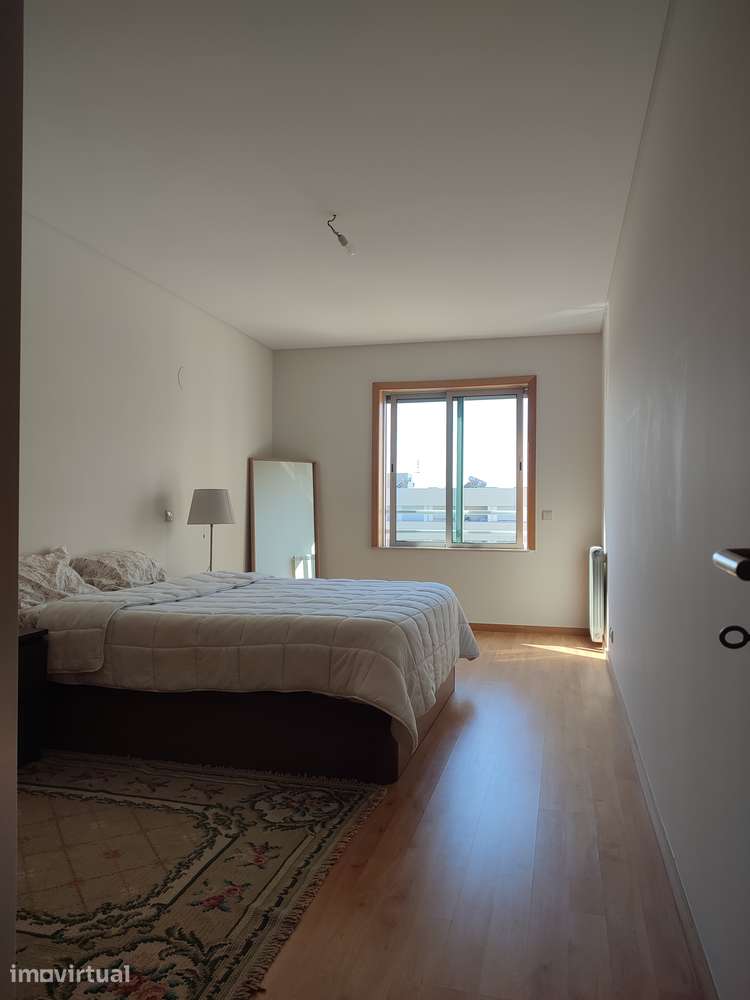 Espaçoso apartamento T1 com varanda a poente e garagem(Box) - Grande imagem: 2/16