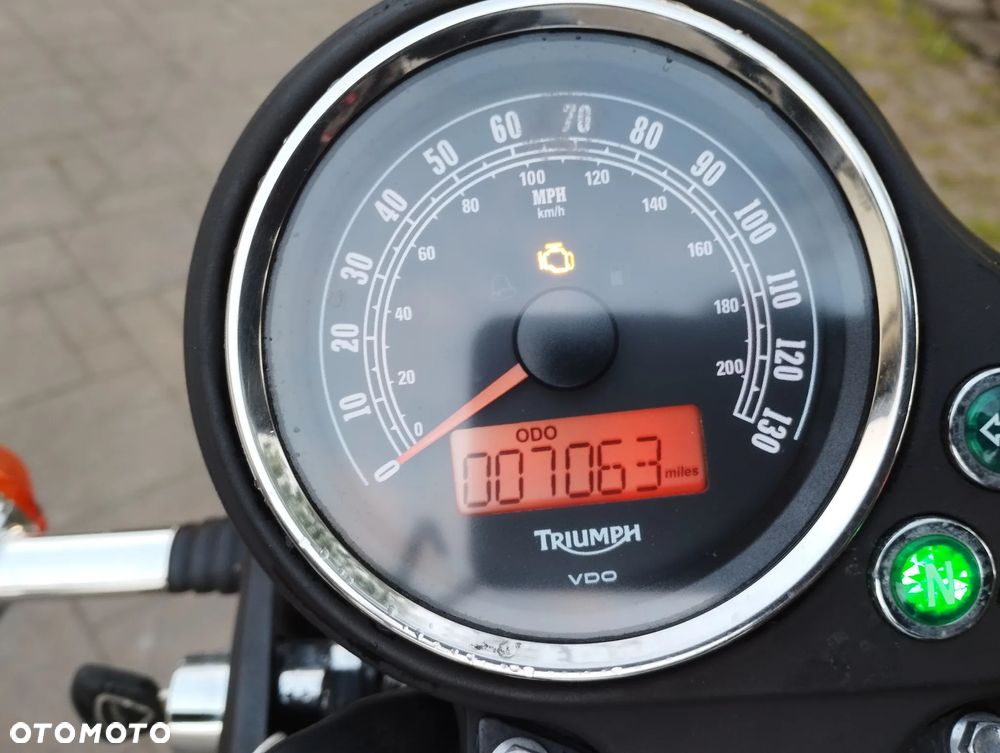 Triumph Bonneville - 3