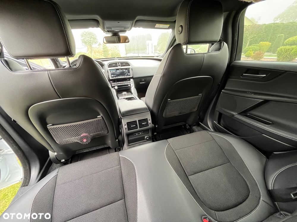 Jaguar XE 2.0 D AWD R-Sport - 29