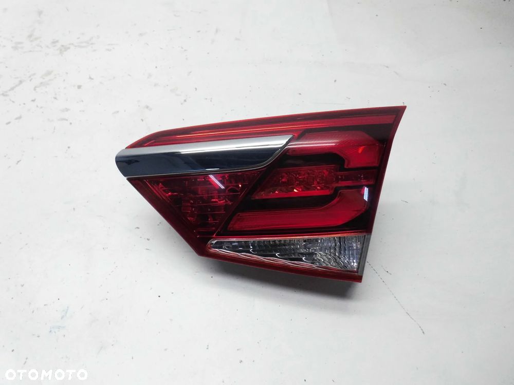 LAMPA W KLAPĘ HYUNDAI I40 LIFT KOMBI PRAWA TYLNA ORYGINAŁ - 1