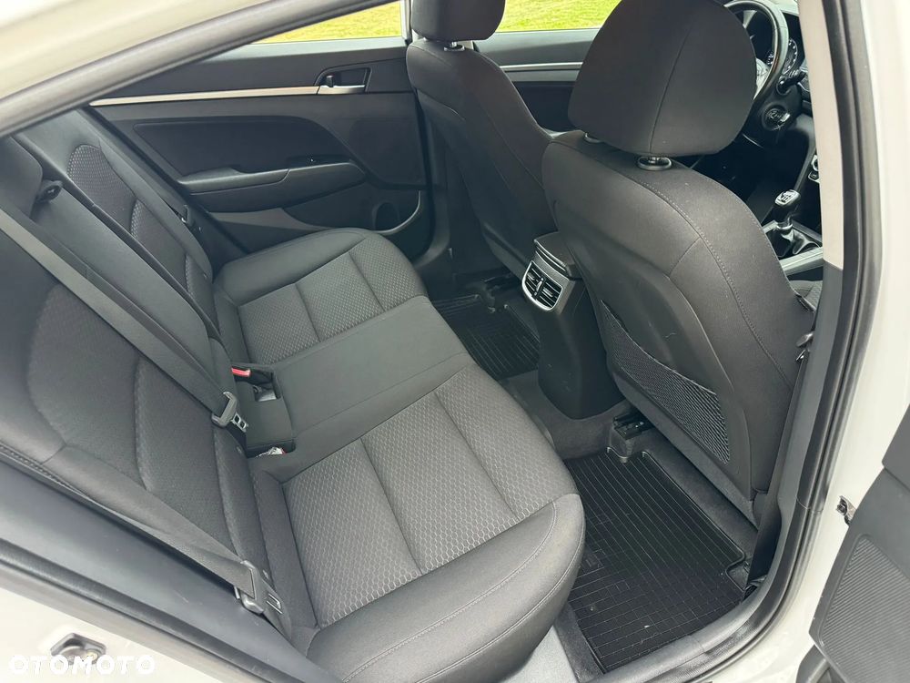 Hyundai Elantra 1.6 Comfort - 20