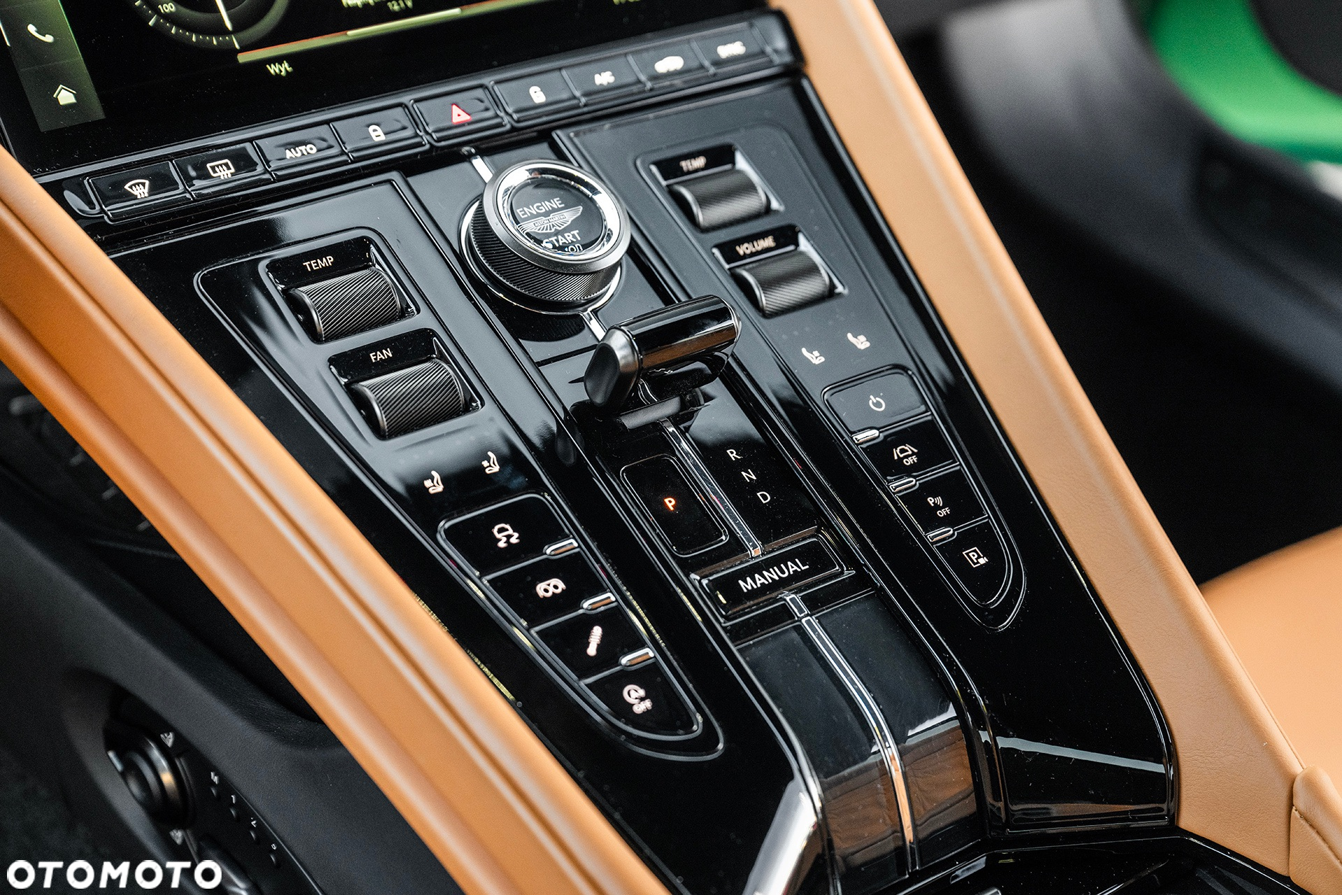 Aston Martin DB12 - 24
