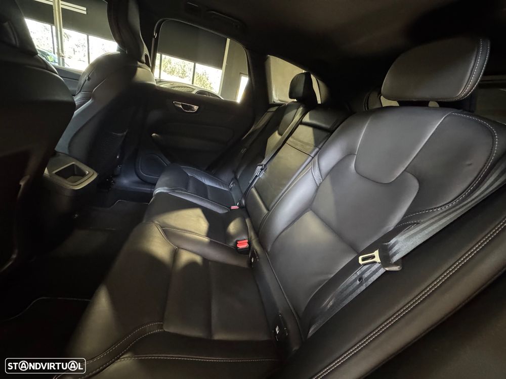 Volvo XC 60 2.0 B4 R-Design Geartronic - 19