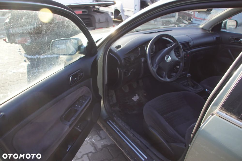 Auto na części - Volkswagen Passat B5 Lift 1.9 TDI 130 KM AWX GGB LA6W 2003R Silnik Skrzynia Drzwi Maska Klapa Błotnik Zderzak Lusterko Lampa Klamka Deska Kokpit Sterownik Moduł Czujnik Licznik Kierownica Panel - 9