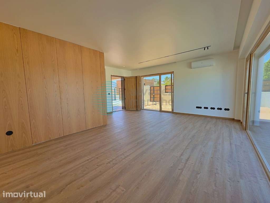Moradia T4 Independente de Design Contemporâneo com Piscina e Garagem - Grande imagem: 3/50