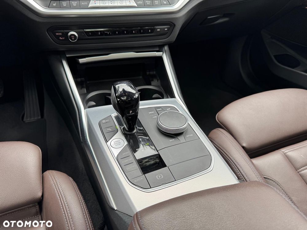 BMW Seria 3 320d xDrive Luxury Line sport - 32