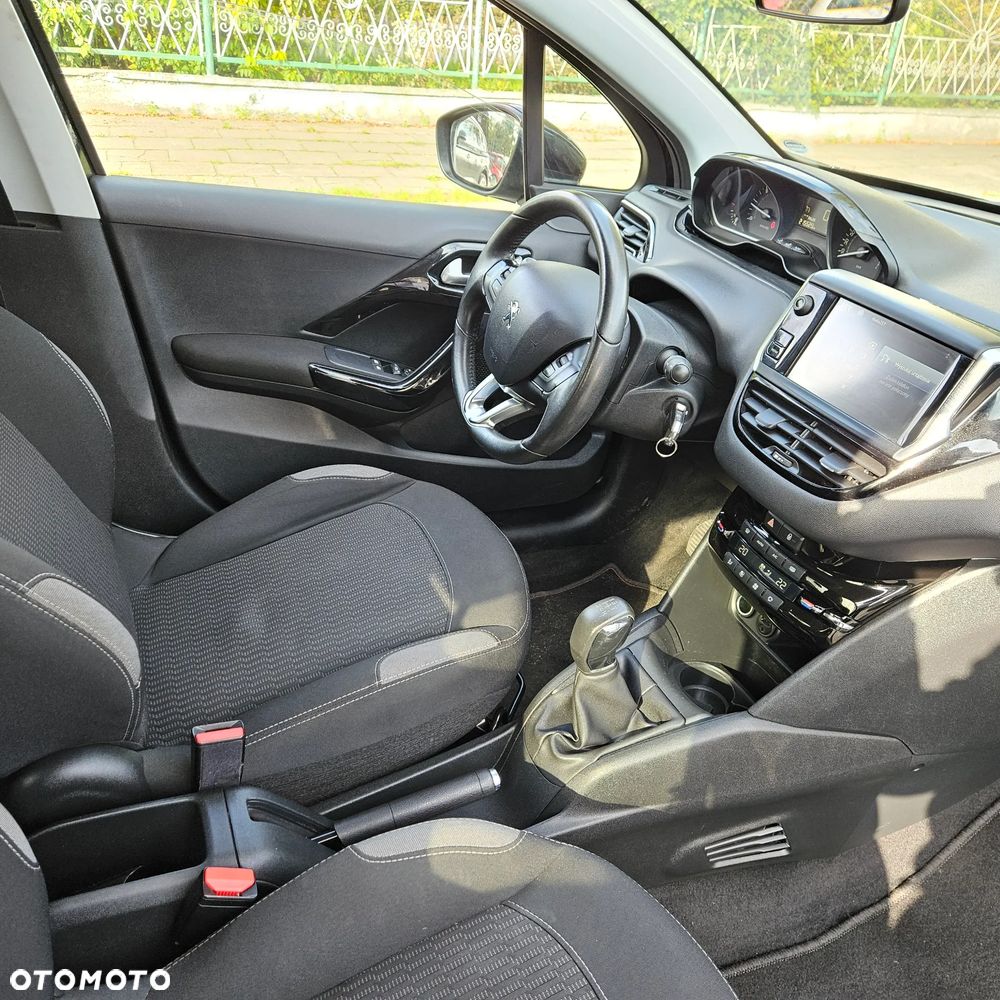 Peugeot 208 - 14