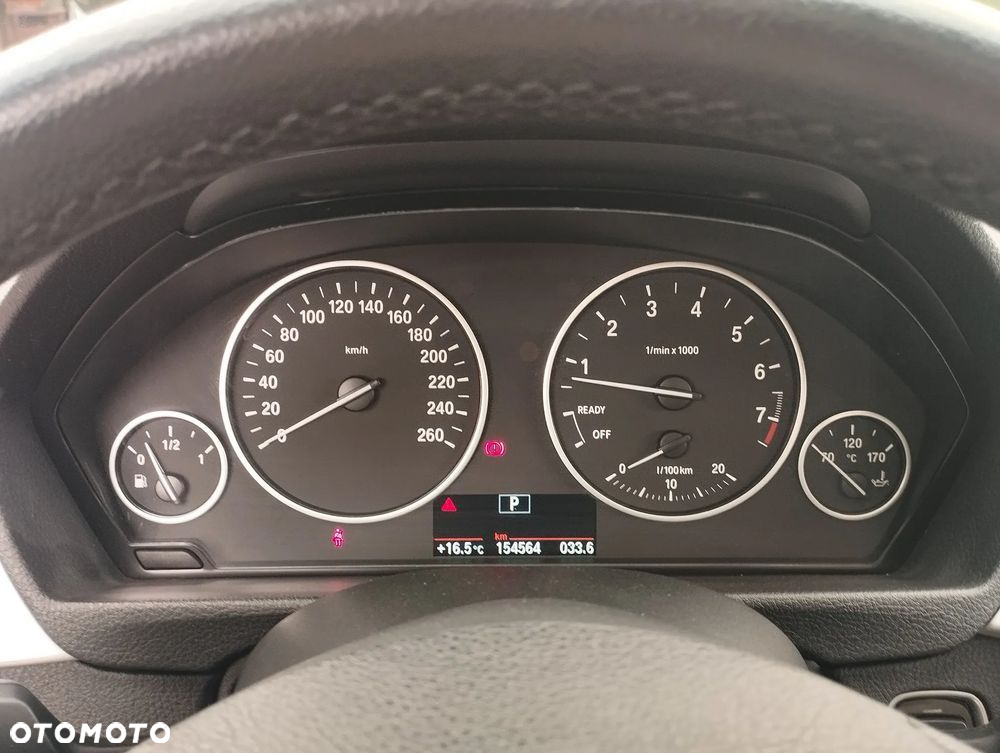 BMW Seria 3 320i Touring - 10