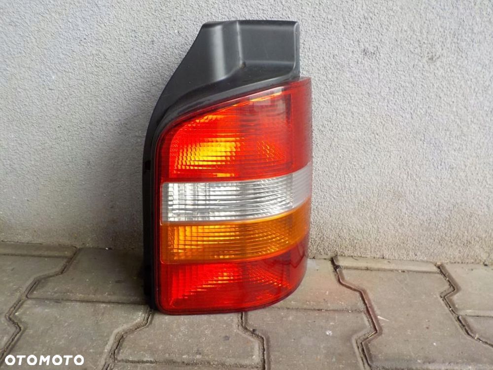 VW T5 LAMPA TYLNA TYL PRAWA WERSJA DRZWIAMI NA DWIE STRONY - 1