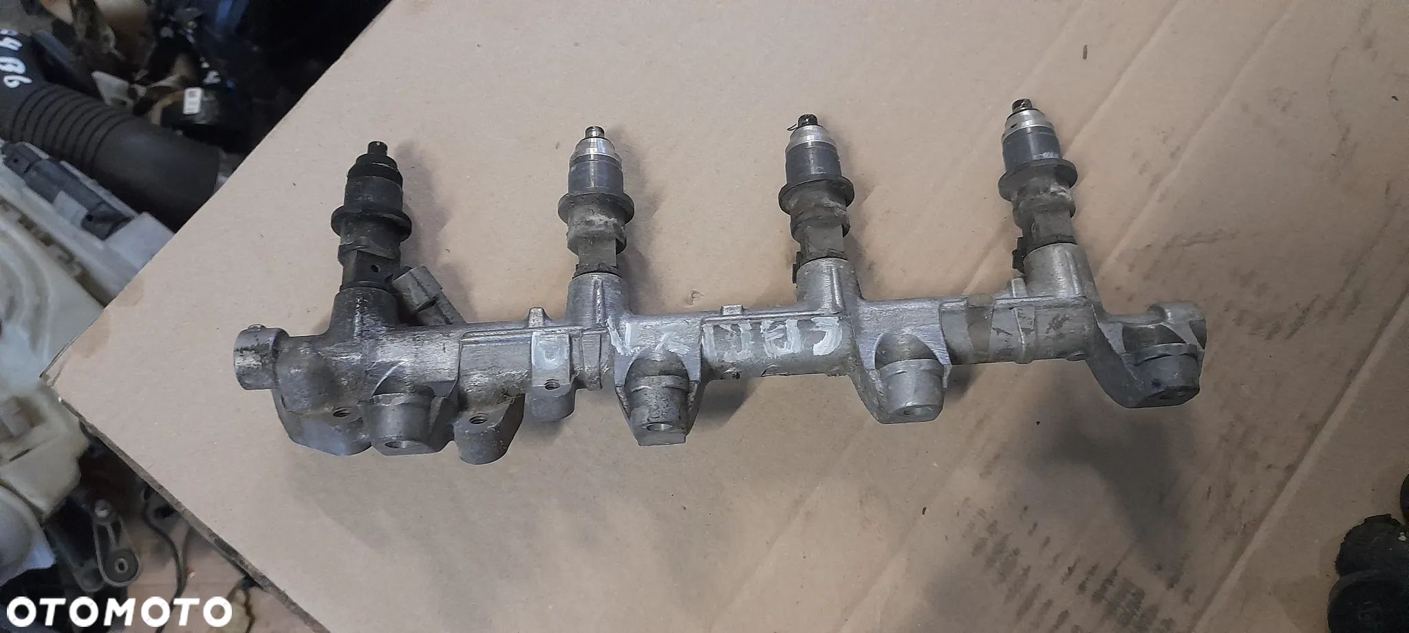 LISTWA WTRYSKOWA CARISMA 1.8 GDI - 1