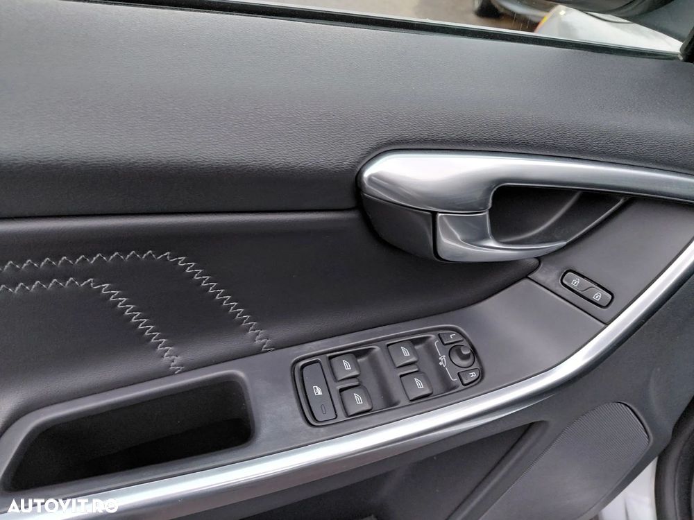 Volvo XC 60 D5 AWD Momentum - 8