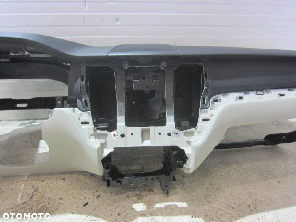 VOLVO XC60 II KONSOLA ROZDZIELCZA DESKA HEAD UP JASNA SZARA ORYGINAŁ - 7