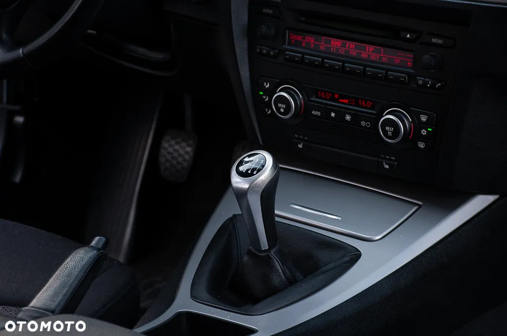 BMW Seria 3 318i Touring - 33