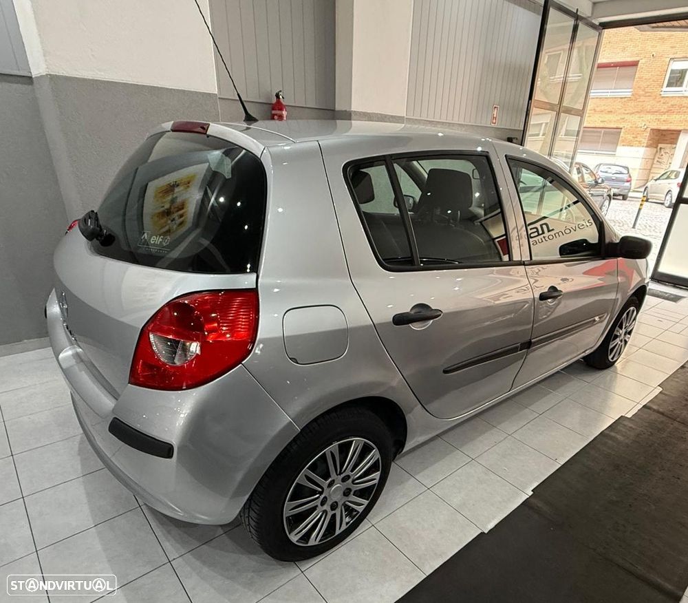 Renault Clio 1.2 16V Confort - 16