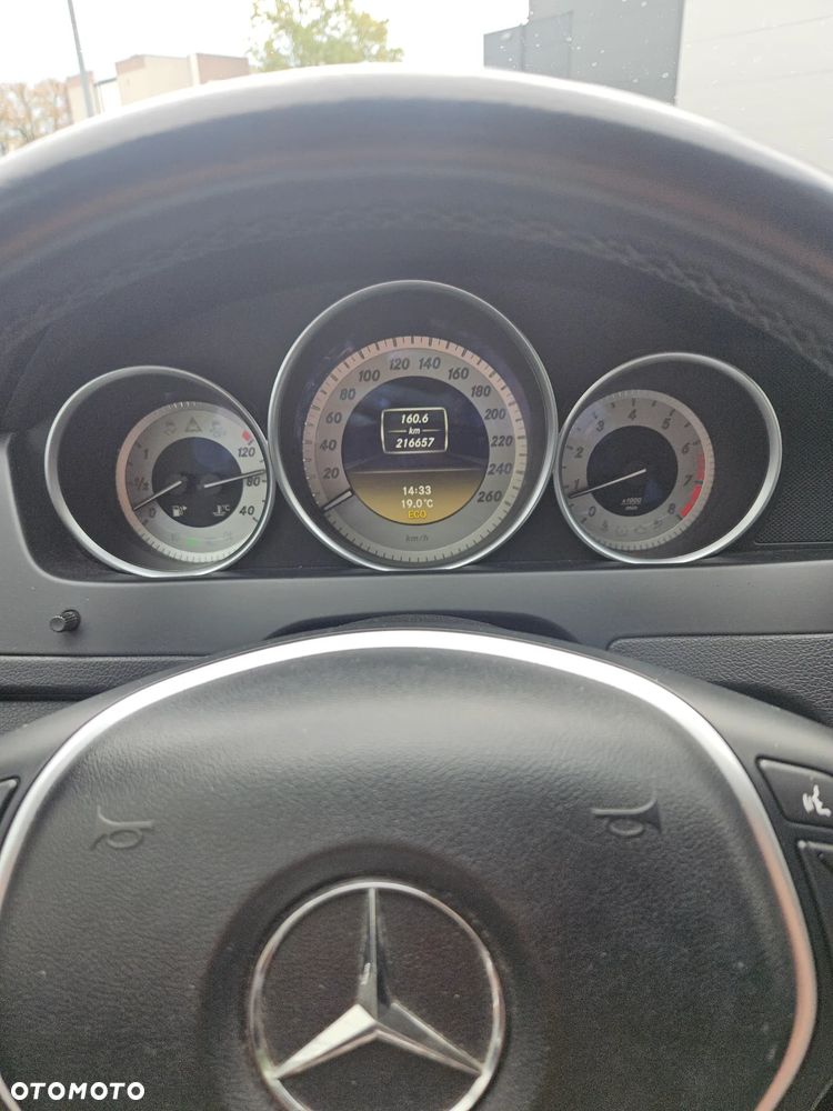 Mercedes-Benz Klasa C 180 CGI BlueEFFICIENCY Avantgarde - 29