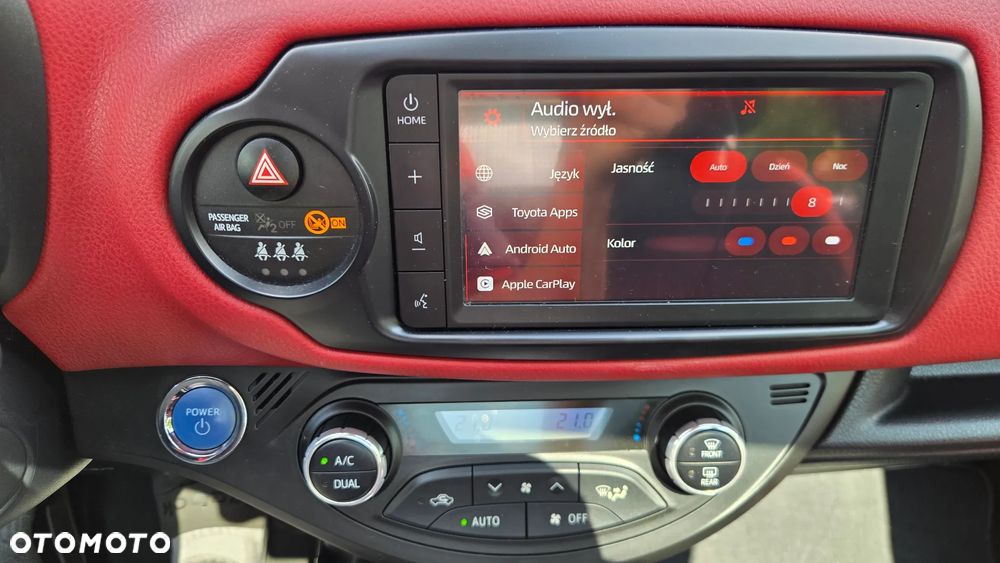 Toyota Yaris Hybrid 100 Selection - 11