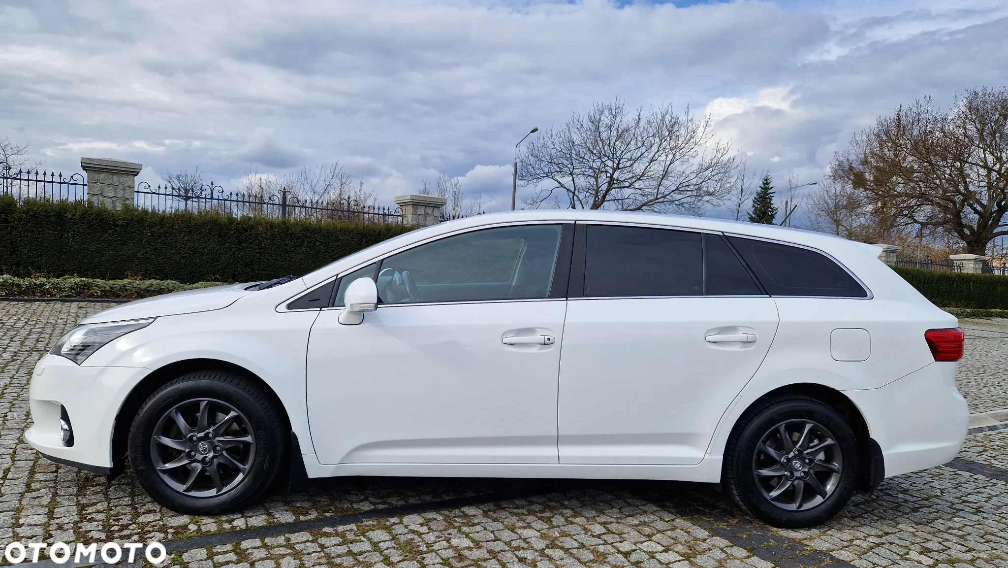 Toyota Avensis 2.0 D-4D Premium - 11