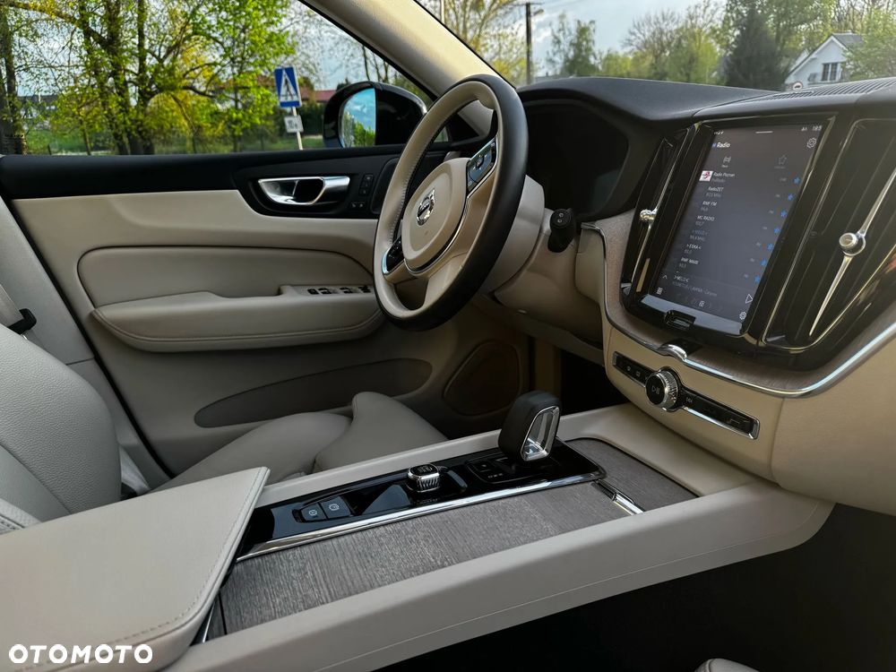 Volvo XC 60 B4 B Plus Dark - 23