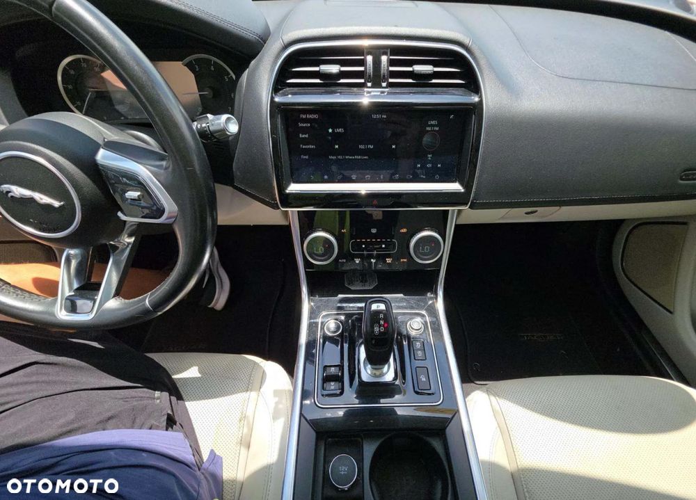 Jaguar XE P250 R-Dynamic SE - 9