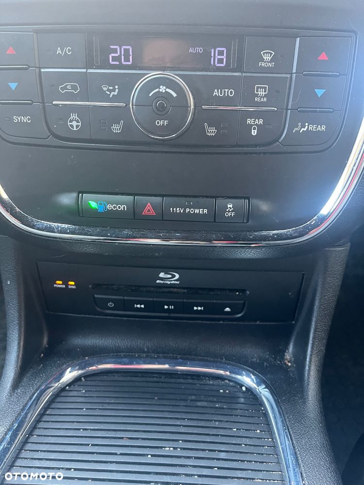 Chrysler Town & Country - 11