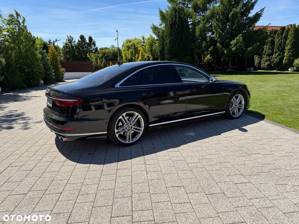 Audi S8 - 2
