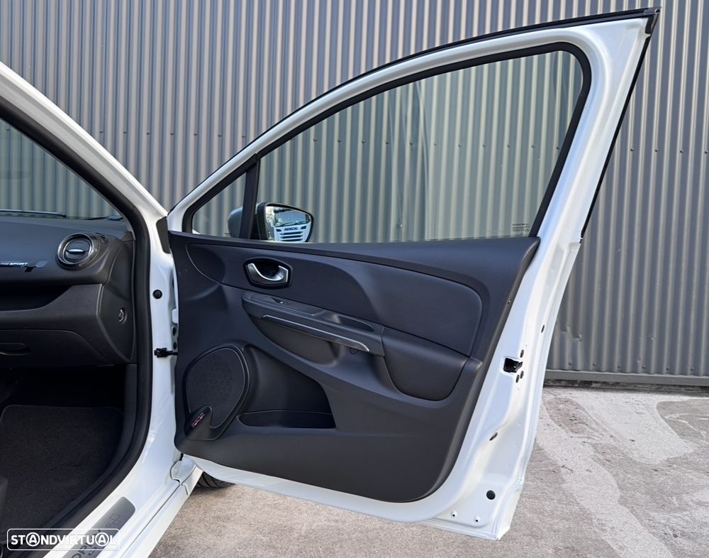 Renault Clio TCe 220 EDC R.S. Trophy - 19