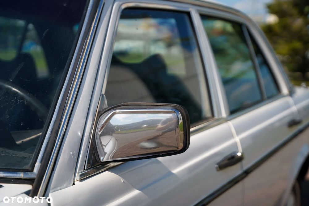 Mercedes-Benz W123 1978 photo 4