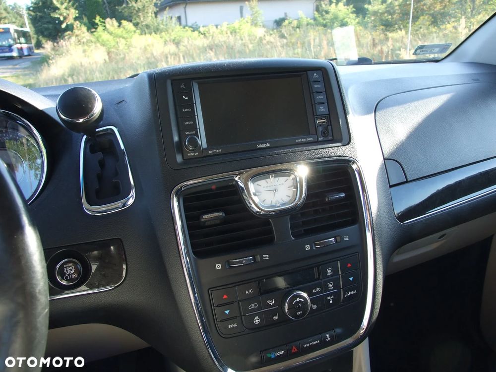 Chrysler Town & Country - 15