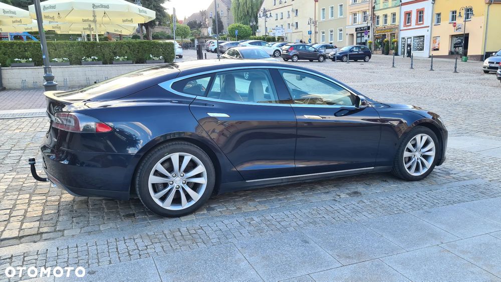 Tesla Model S - 5