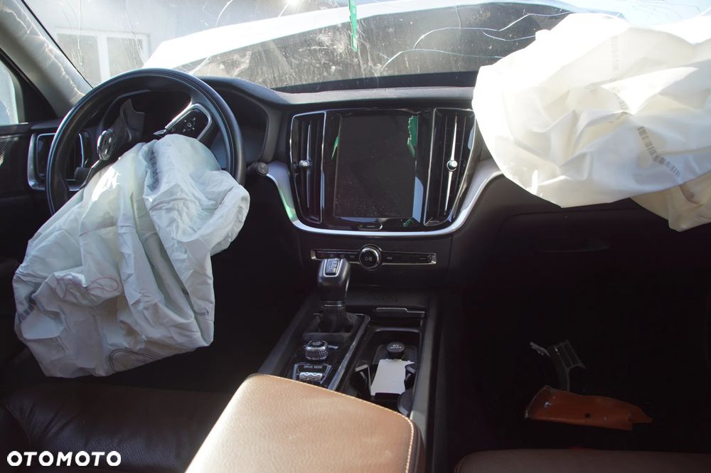 Auto na części - Volvo V60 II 2.0 D3 150 KM D4204T16 TG-81SC 711 2019R Silnik Skrzynia Drzwi Klapa Zderzak Lampa Lusterko Szyba Szyberdach Panorama Deska Kokpit Sterownik Moduł Czujnik Licznik Wyświetlacz Kierownica - 19