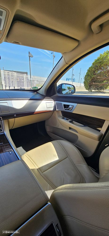 Jaguar XF 2.2 D Premium Luxury - 17