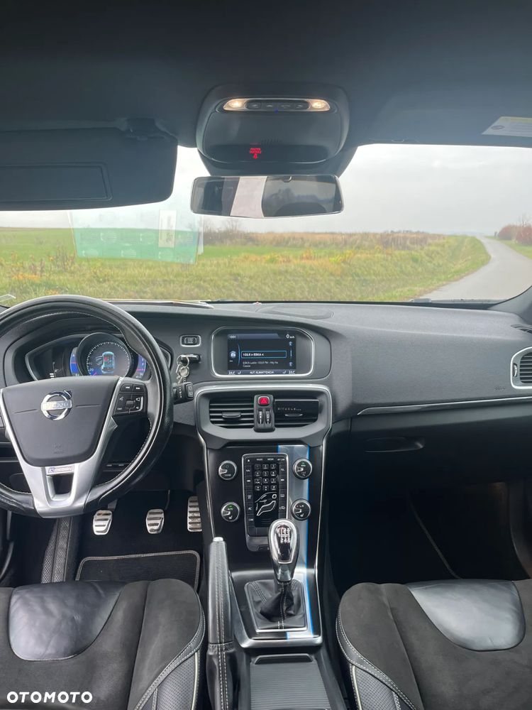 Volvo V40 D2 R-Design - 17
