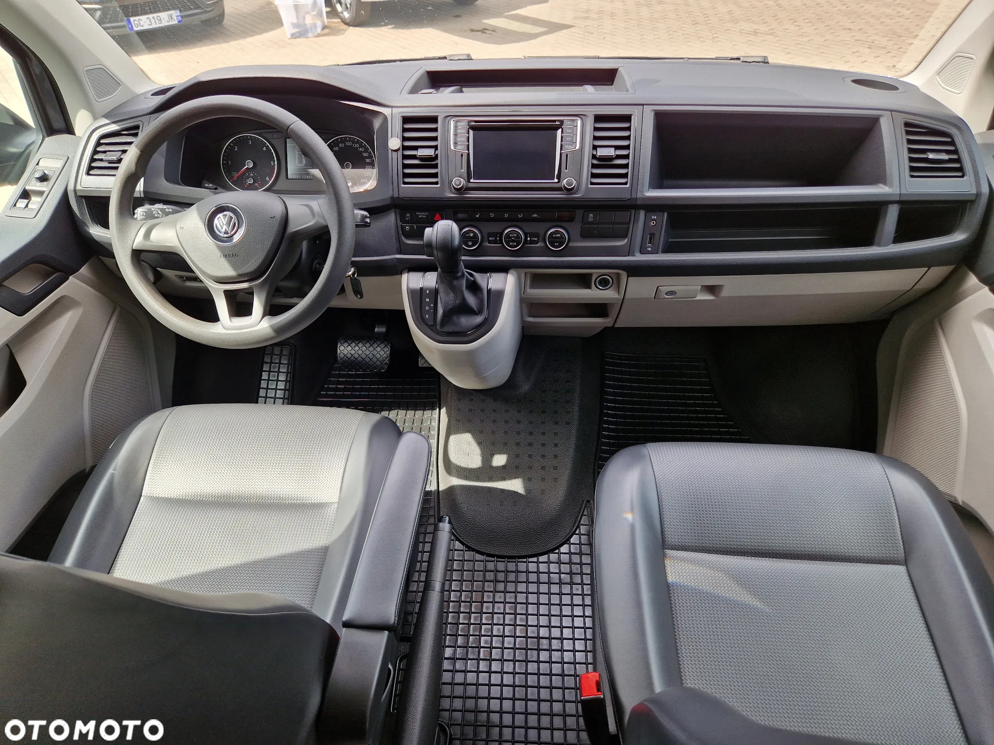 Volkswagen Caravelle - 9
