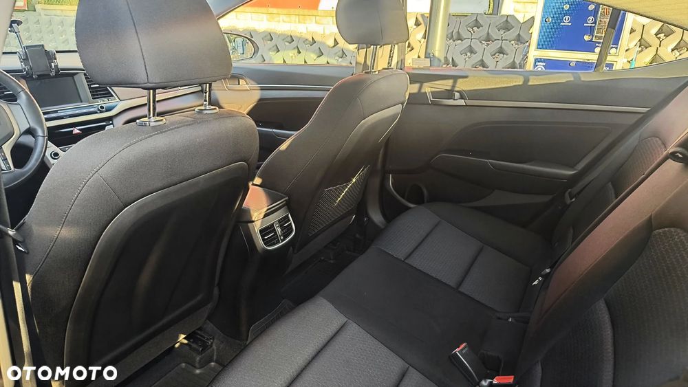 Hyundai Elantra 1.6 Comfort - 13
