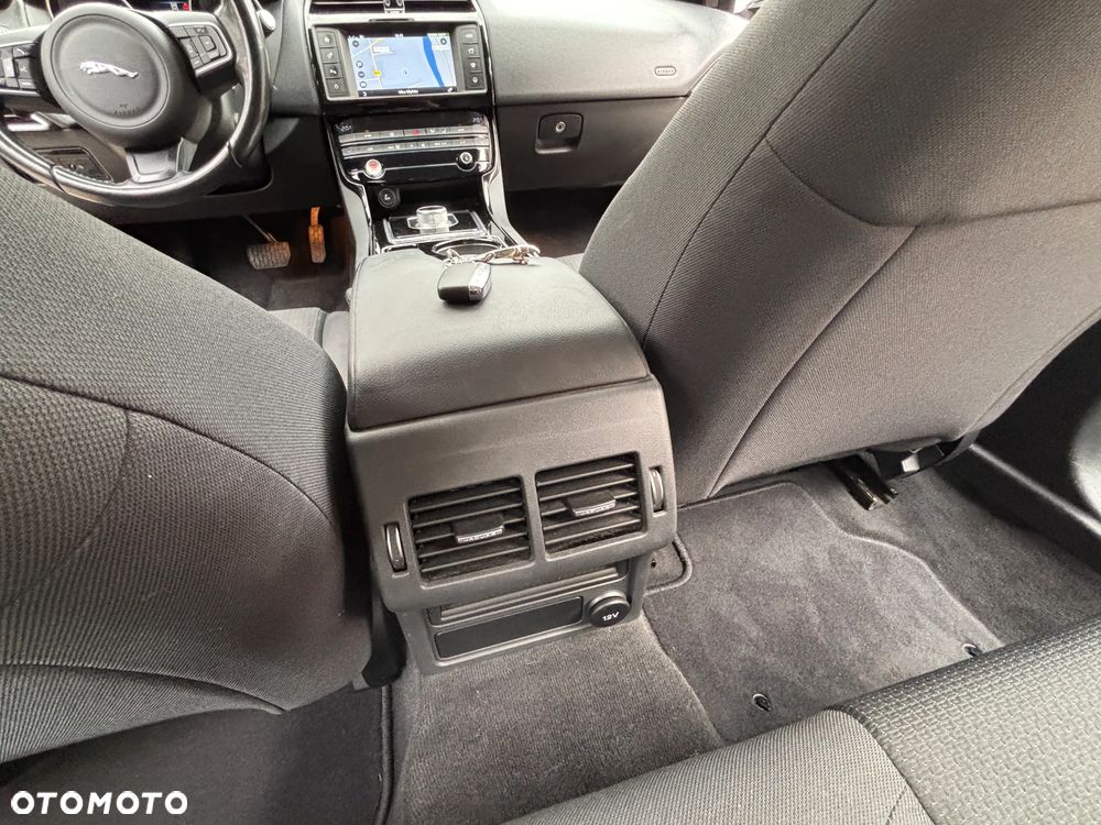 Jaguar XE 2.0 D Portfolio - 16