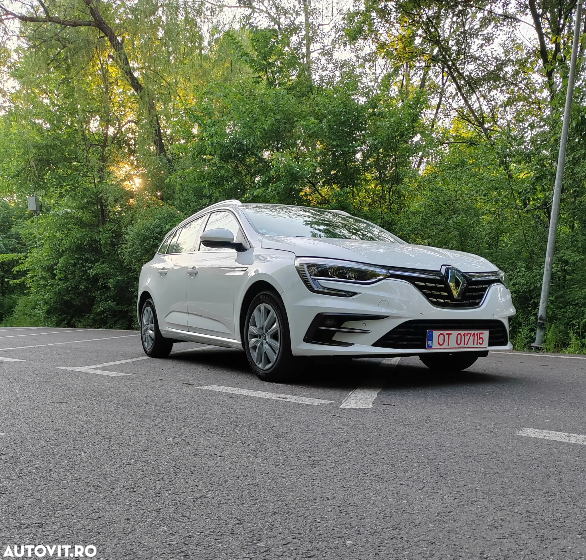 Renault Megane Grandtour E-TECH Plug-in 160 BUSINESS EDITION - 10