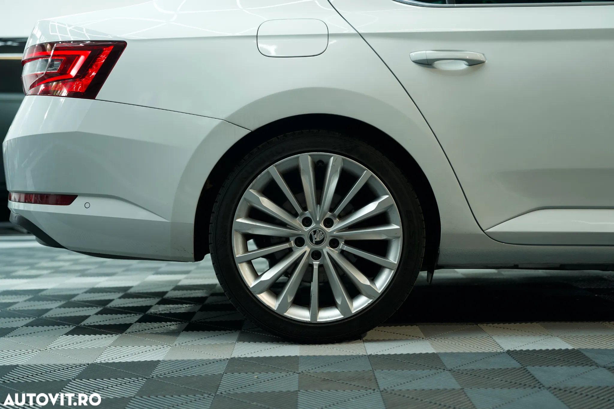 Skoda Superb 2.0 TDI DSG Style - 8