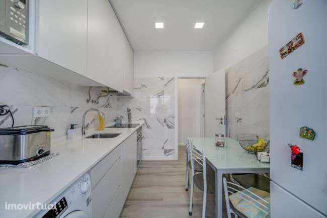 Apartamento T2 remodelado no Laranjeiro, Feijó - Grande imagem: 2/28
