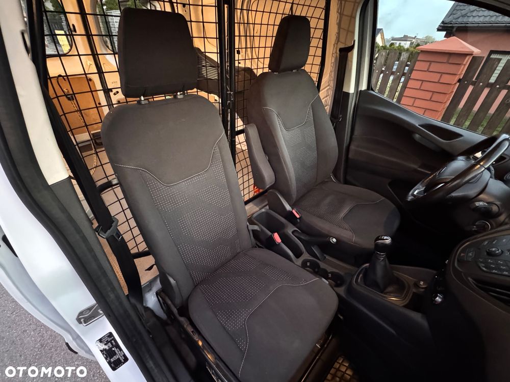 Ford Transit Courier - 23