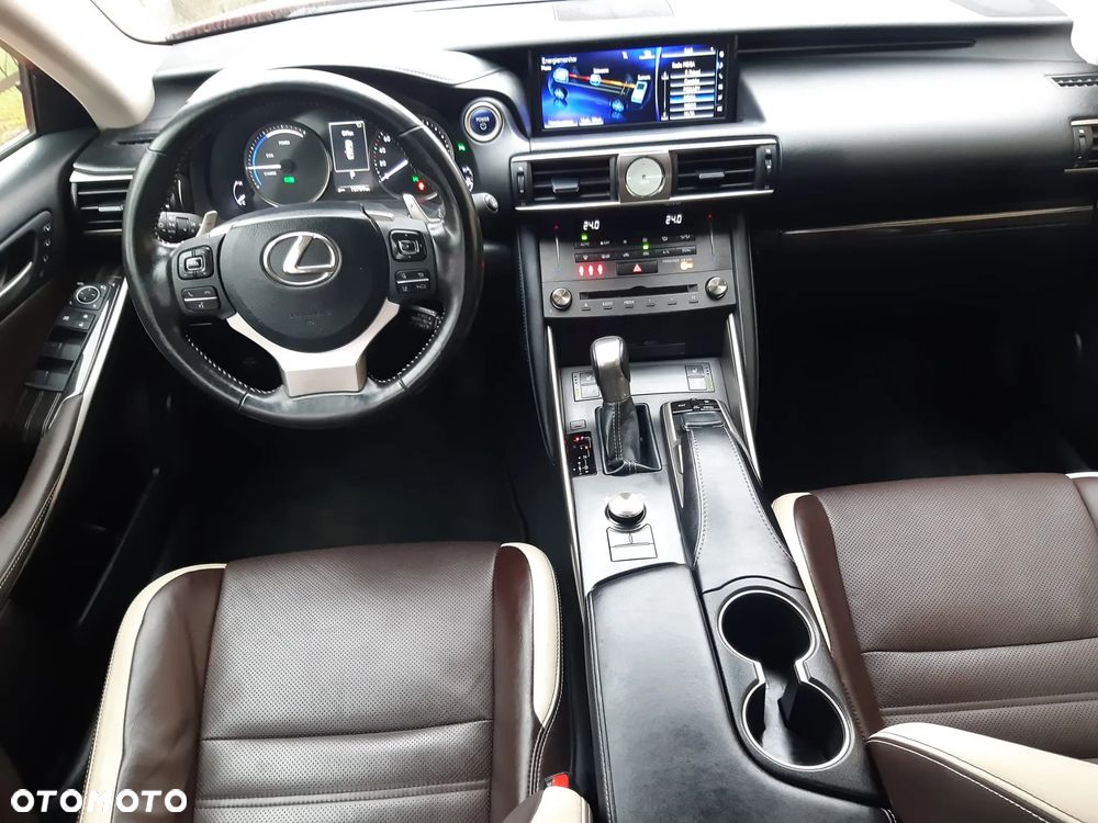 Lexus IS 300h Prestige - 12